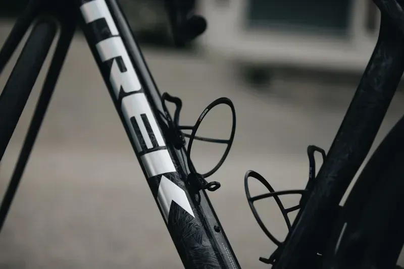 Elite Leggero Carbon Fibre Bottle Cage in Black-2