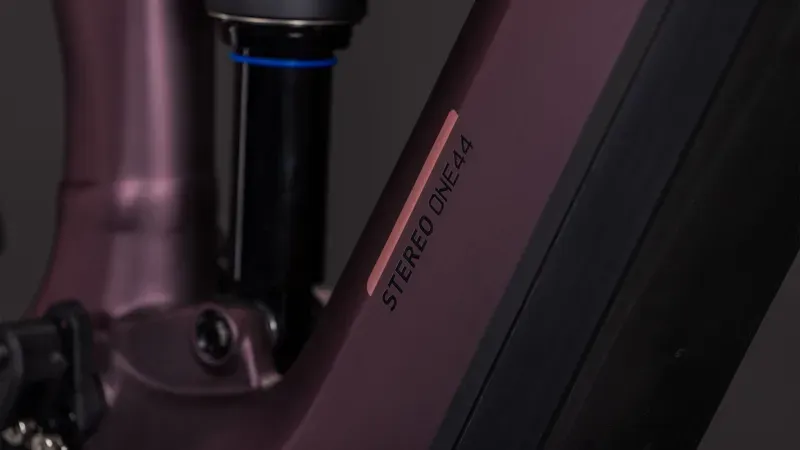 Cube Stereo Hybrid One44 Pro 800 E-MTB in Shift Blush/Raisin-6