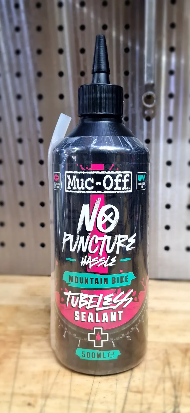 Muc Off MTB Mountain Bike Tubeless Sealant 500ml - Pink-1