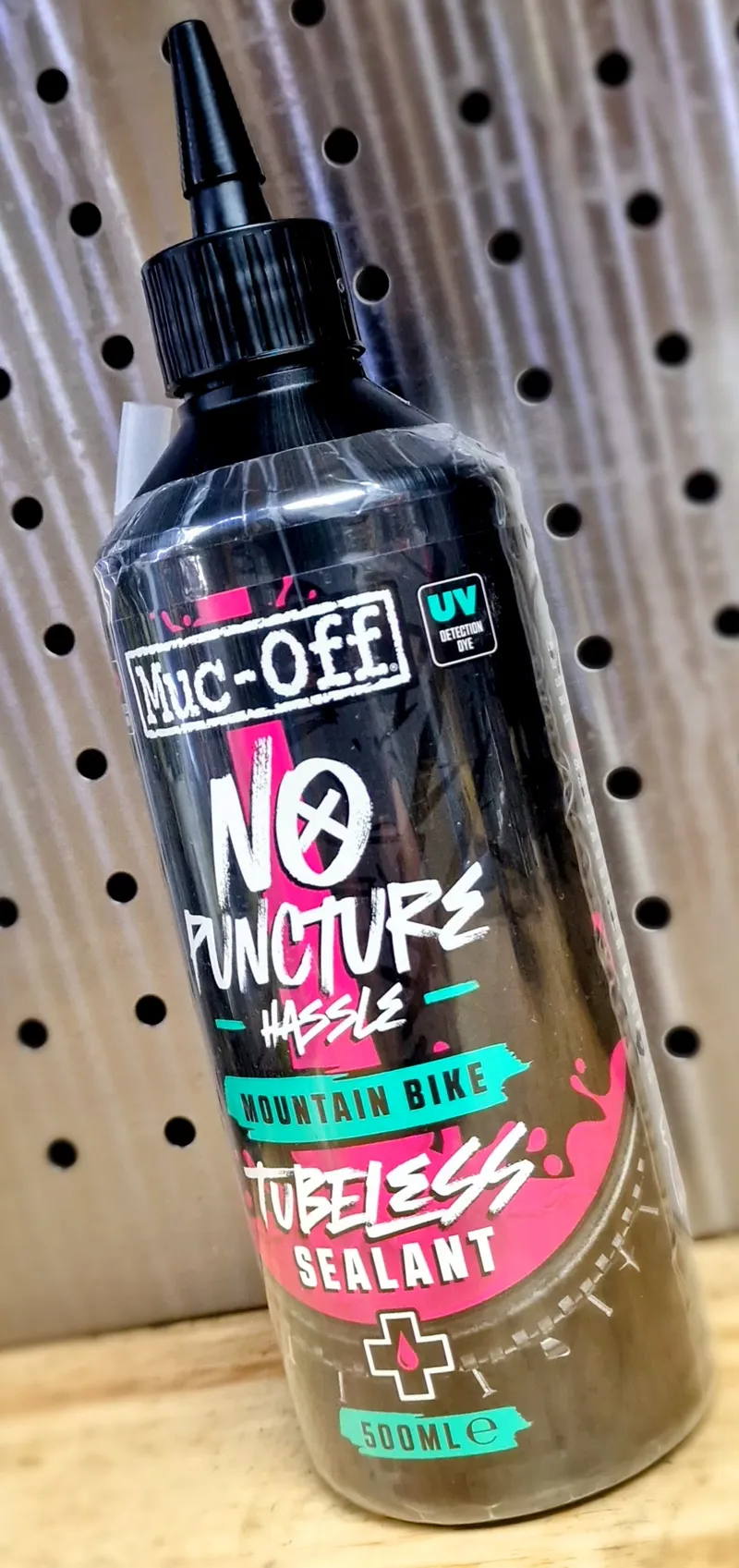 Muc Off MTB Mountain Bike Tubeless Sealant 500ml - Pink-4
